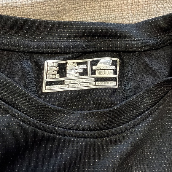 Mens New Balance athletic shirt in medium - Picture 4 of 8